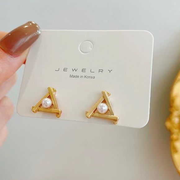 Triangle pearl CLIP ON earrings - Picture 1 of 3